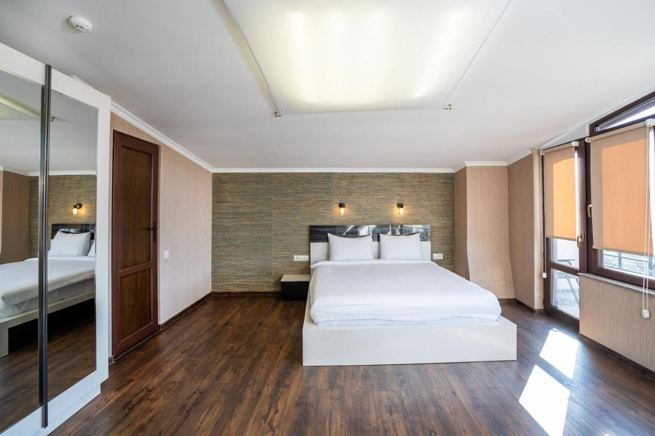 Siberia Hotel ティビリシ エクステリア 写真 A bedroom at the hotel
