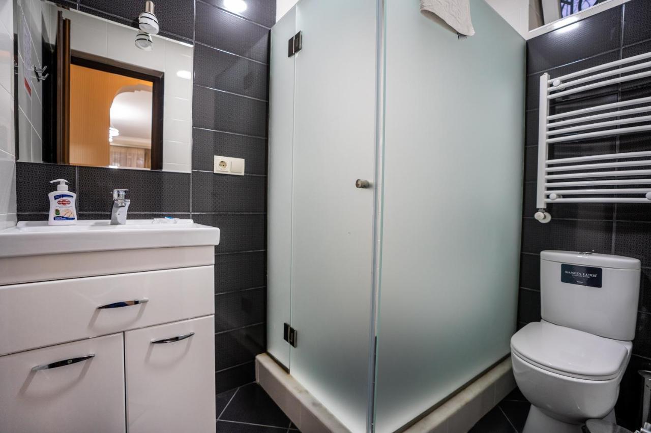 Siberia Hotel ティビリシ エクステリア 写真 A shower enclosure