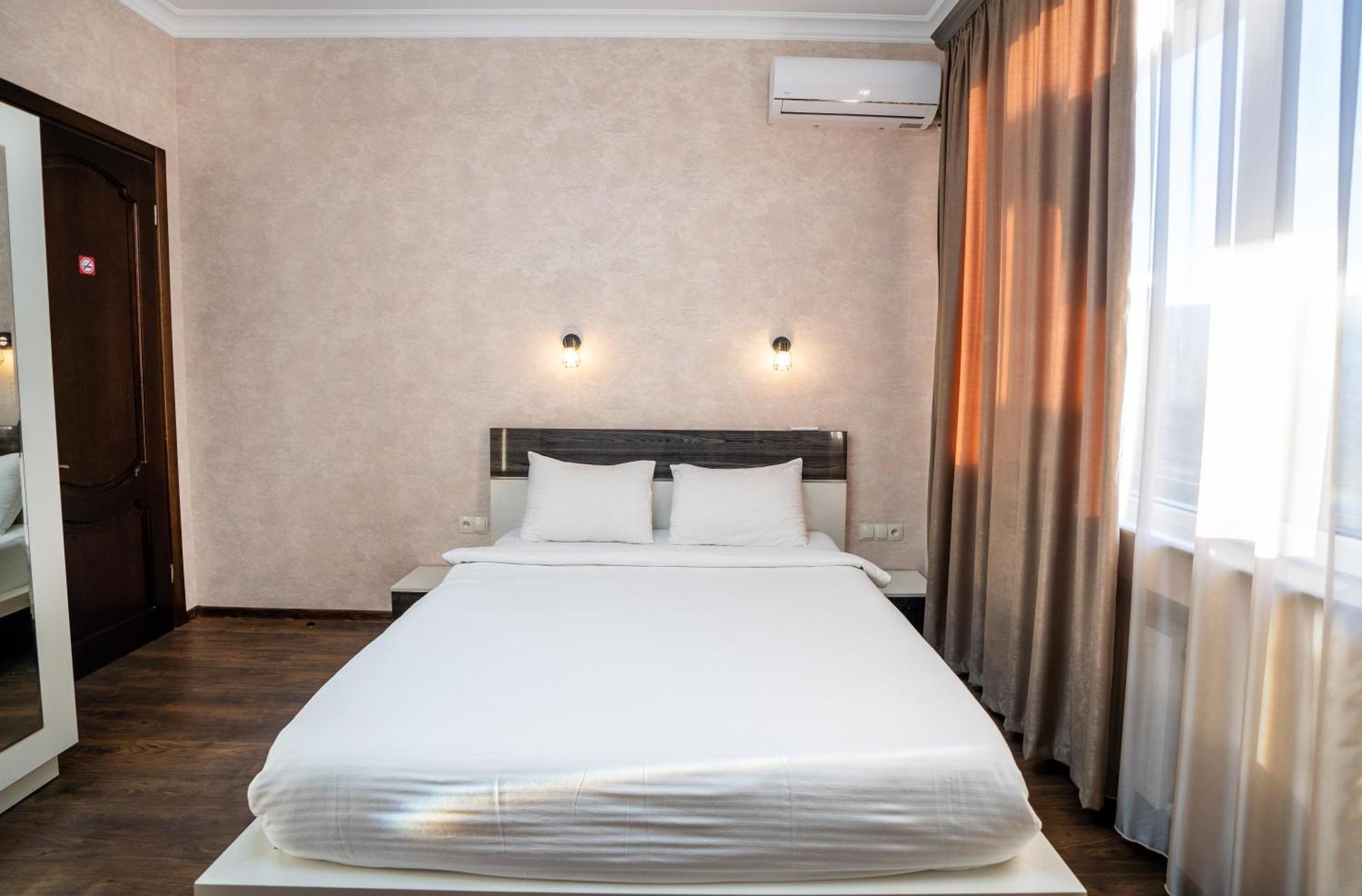 Siberia Hotel ティビリシ エクステリア 写真 A bedroom