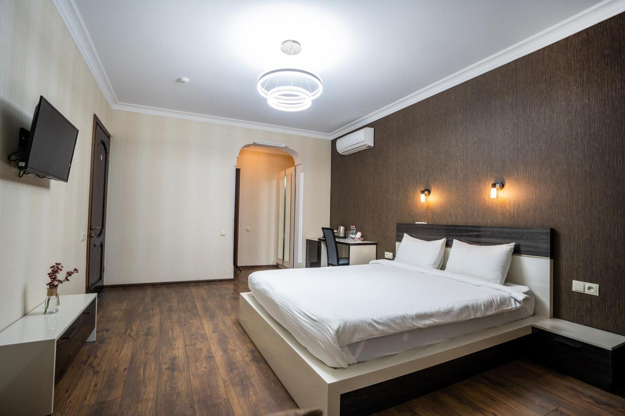 Siberia Hotel ティビリシ エクステリア 写真 A bedroom in a hotel