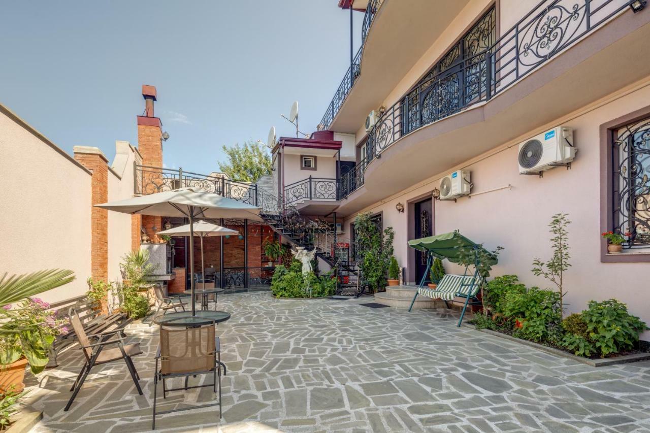 Siberia Hotel ティビリシ エクステリア 写真 The courtyard of the house