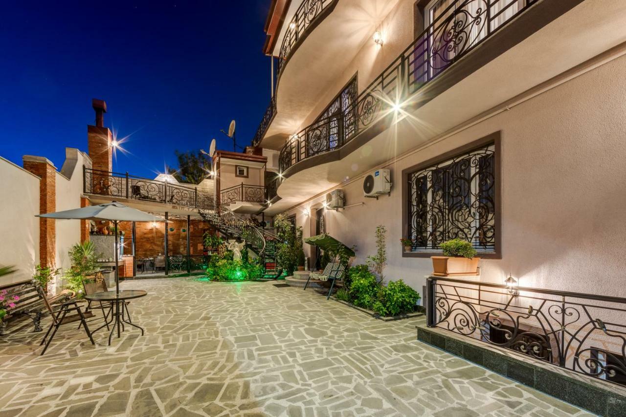 Siberia Hotel ティビリシ エクステリア 写真 The courtyard of the hotel